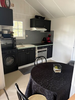 Réfrigérateur, micro-ondes, four, plaque de cuisson