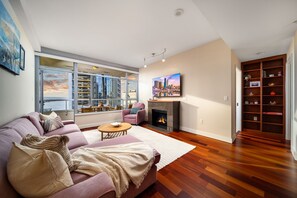 TV, offices - Electra Building 2bed - Views, Pool, Sauna, Spa (San Diego)