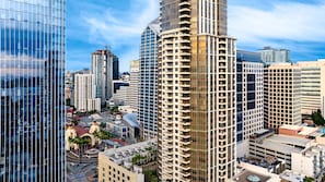 A high-rise building with a modern architectural design, featuring multiple balconies and a glass facade. - Electra Building 2bed - Views, Pool, Sauna, Spa (San Diego)