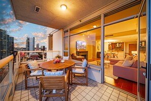 Outdoor dining - Electra Building 2bed - Views, Pool, Sauna, Spa (San Diego)