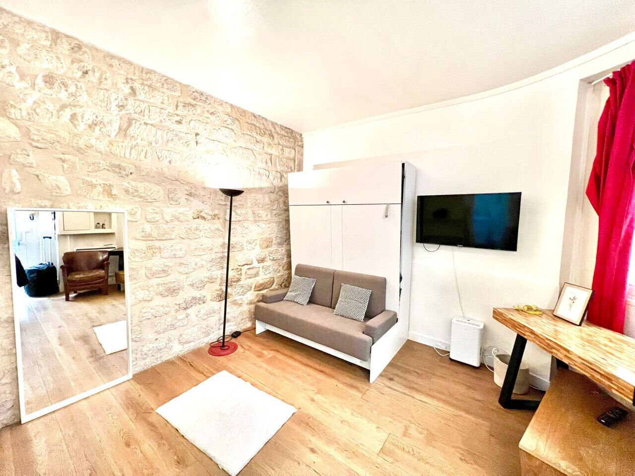 Televisión y oficina 