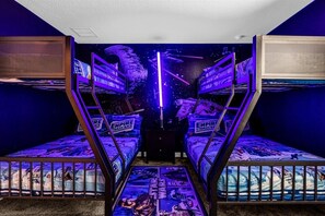 8 bedrooms, iron/ironing board, WiFi, bed sheets - Family Fun Fortress at Champions Gate -Theater - Game Room - Pool & Spa - Walk to Waterpark (Kissimmee)