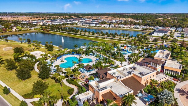 Ein Resort mit großem zentralen Pool, einem See und einem Golfplatz.