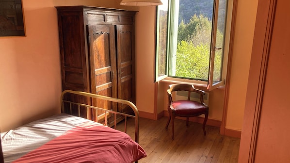 Fer et planche Ă repasser, accĂšs Ă Internet, literie fournie