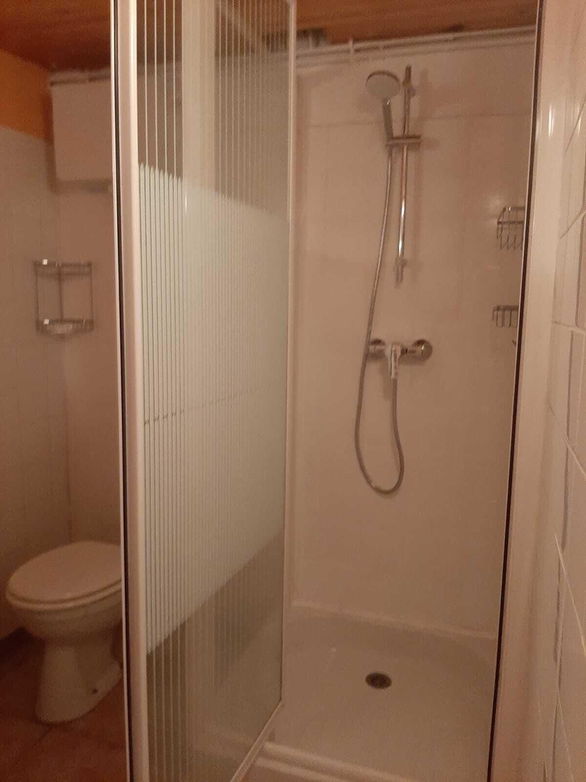 Ducha, secador de pelo, bidé y toallas