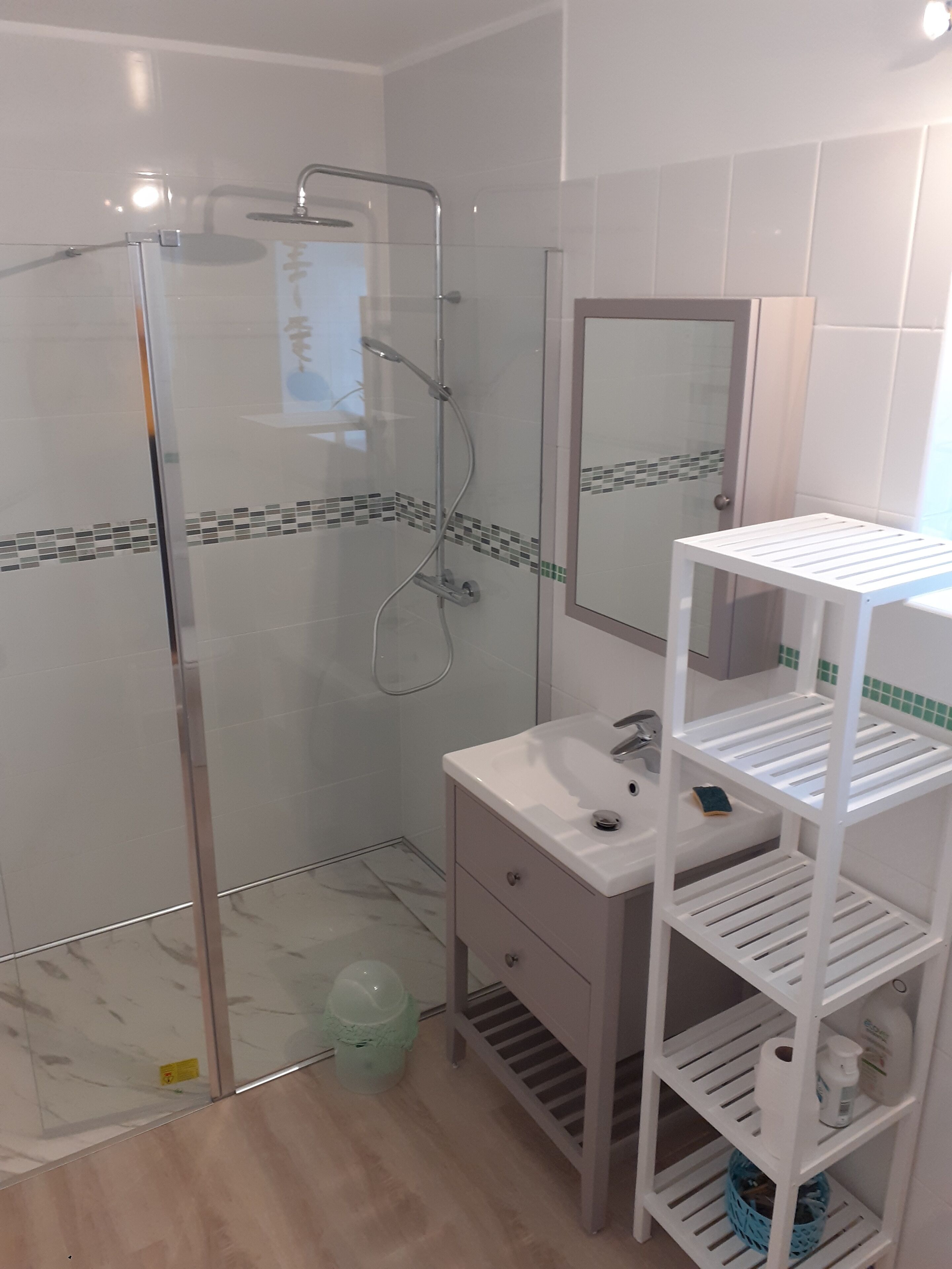 Douche, sèche-cheveux, serviettes fournies, papier toilette