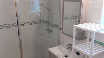 Douche, sĂšche-cheveux, serviettes fournies, papier toilette