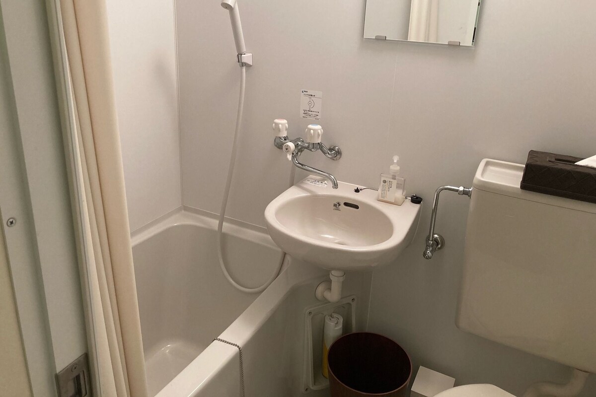Un baño con bañera, lavamanos e inodoro.