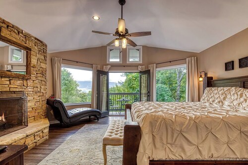2BR/2BA, 2 Fireplaces, Hot Tub, 10 Minutes from Downtown and GSMNP, No Pet Fee!
