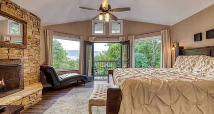 2BR/2BA, 2 Fireplaces, Hot Tub, 10 Minutes from Downtown and GSMNP, No Pet Fee!