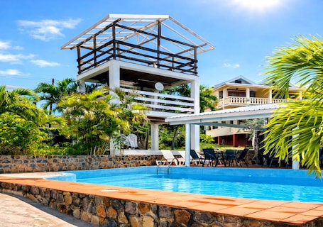 Una piscina al aire libre. Dennis' Hideaway