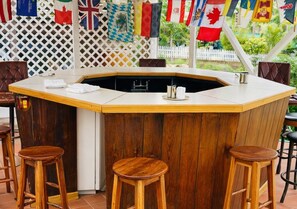 Bar (trong khuôn viên)