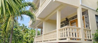 เดนนิส ไฮด์อะเวย์  