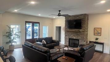 Télévision, cheminée