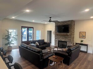 TV, fireplace - Blue Water Retreat (Bedford County)