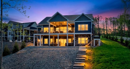 Blue Water Retreat, Private Lakefront, 6 Bedrooms, Covered Deck, Hot Tub & Dock!