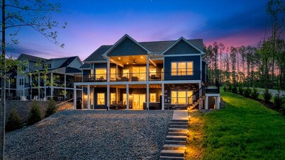 Blue Water Retreat, Private Lakefront, 6 Bedrooms, Covered Deck, Hot Tub & Dock!