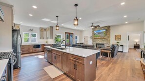 Réfrigérateur, four à micro-ondes, un four, surface de cuisson