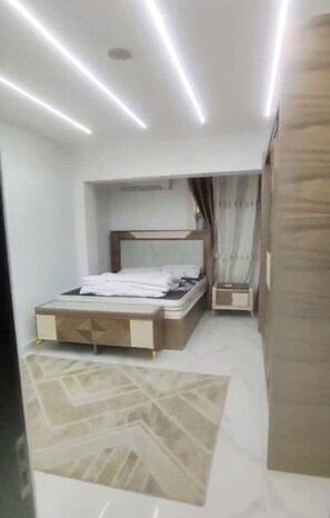 Tabla de planchar con plancha, wifi y ropa de cama 