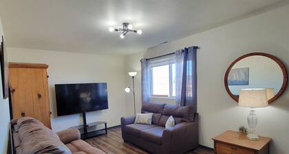 Bright & Comfy 3BR Apt near Historic Downtown