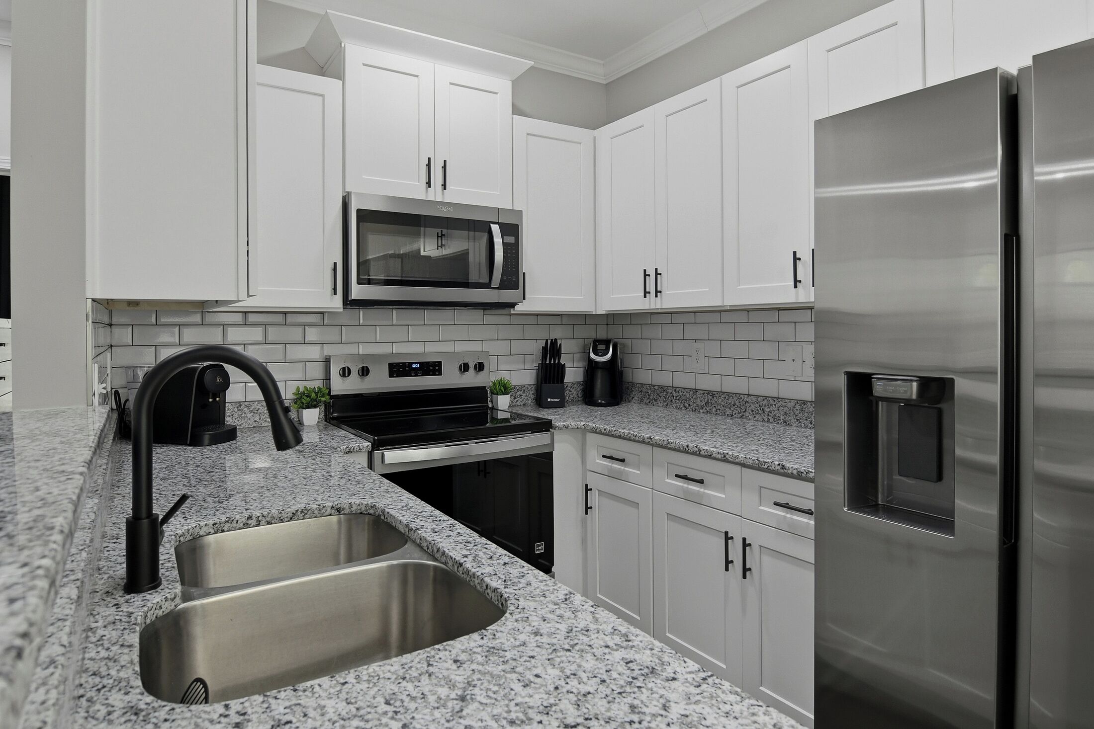 Frigorífico, microondas, horno y placa de cocina