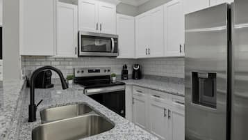 Frigorífico, microondas, horno y placa de cocina