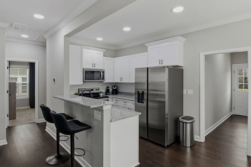 New Build Clean Modern Sleep Luxuriously 4 min from Wake Forest University