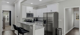 New Build Clean Modern Sleep Luxuriously 4 min from Wake Forest University