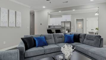 Una Smart TV, una chimenea