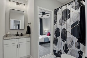 3 quartos, ferros/tábuas de passar roupa, Wi-Fi, roupa de cama