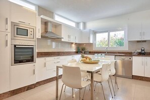 Fridge, microwave, oven, dishwasher - Villa Julieta – Ibiza Town (2 min) (Nuestra Señora De Jesus)