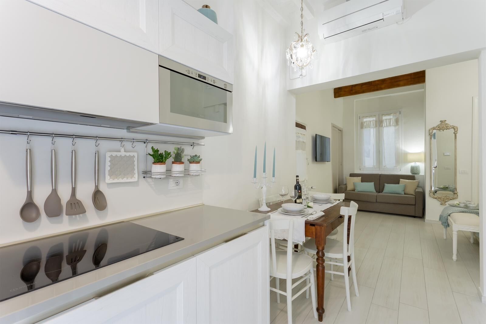 Frigorifero, microonde, piano cottura, lavastoviglie