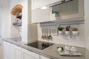 Frigorífico, microondas, placa de cocina y lavavajillas