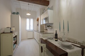 Fridge, microwave, stovetop, dishwasher - Elegant Apartment 3 minutes from the Duomo (Firenze)