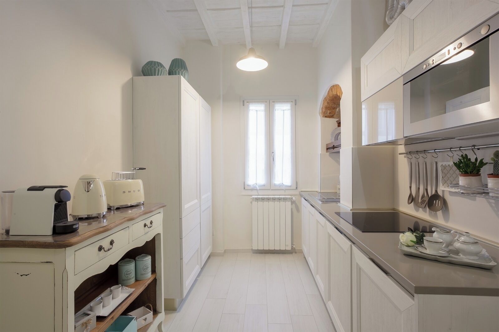 Frigorifero, microonde, piano cottura, lavastoviglie