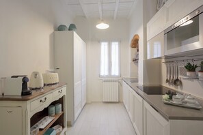 Frigorifero, microonde, piano cottura, lavastoviglie