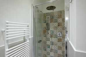 ヘアドライヤー、タオル、石鹸、シャンプー