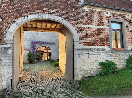 Exterior. Chambre d'hôtes - La Cense - Mélin - In the heart of Belgium