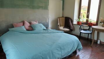 1 slaapkamer, een strijkplank/strijkijzer, wifi, beddengoed