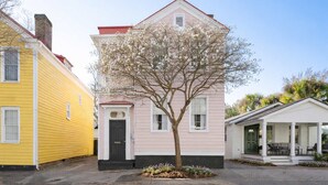 A row of houses with a central tree in front. - Colorful House w. Outdoor Space + Parking (Charleston)