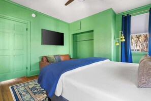 4 bedrooms, iron/ironing board, travel cot, WiFi - Colorful House w. Outdoor Space + Parking (Charleston)