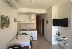 Fridge, oven, stovetop, electric kettle - Charming 1-bedroom apartment with AC in sunny Lumbarda (Lumbarda)