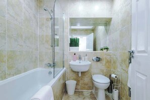 Shower - Manchester City Center | Free Parking + Wi‑Fi (Manchester)