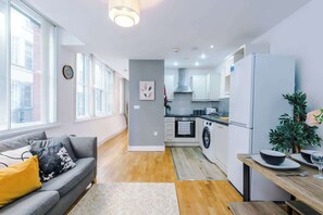 Interior - Manchester City Center | Free Parking + Wi‑Fi (Manchester)