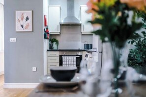 Fridge, microwave, oven, stovetop - Manchester City Center | Free Parking + Wi‑Fi (Manchester)