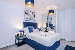 2 bedrooms, iron/ironing board, WiFi, bed sheets - Stylish duplex 2-bed with balcony & parking (Manchester)