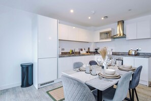 Fridge, microwave, oven, stovetop - Stylish duplex 2-bed with balcony & parking (Manchester)