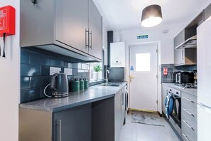 Fridge, microwave, oven, stovetop - Cosy 4-bed Salford home with parking (Manchester)
