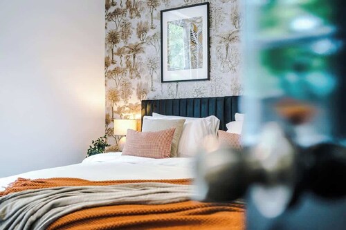 Large 4 Bedroom with 6 beds and Free Parking