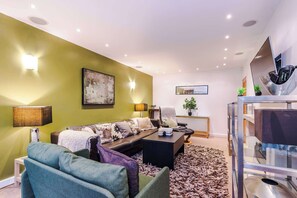 TV - Elite 5BR Manchester Hub | Fast WiFi | M56 Link (Manchester)